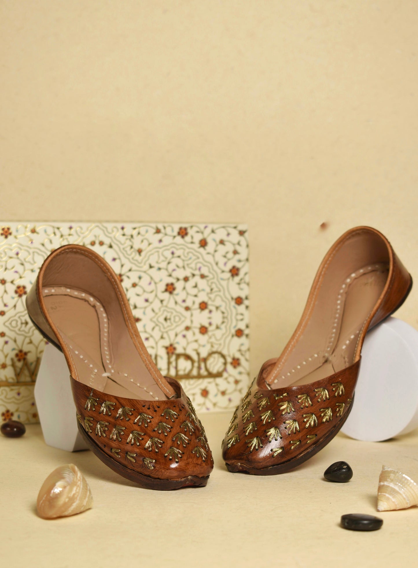 Leather Zari Jutti